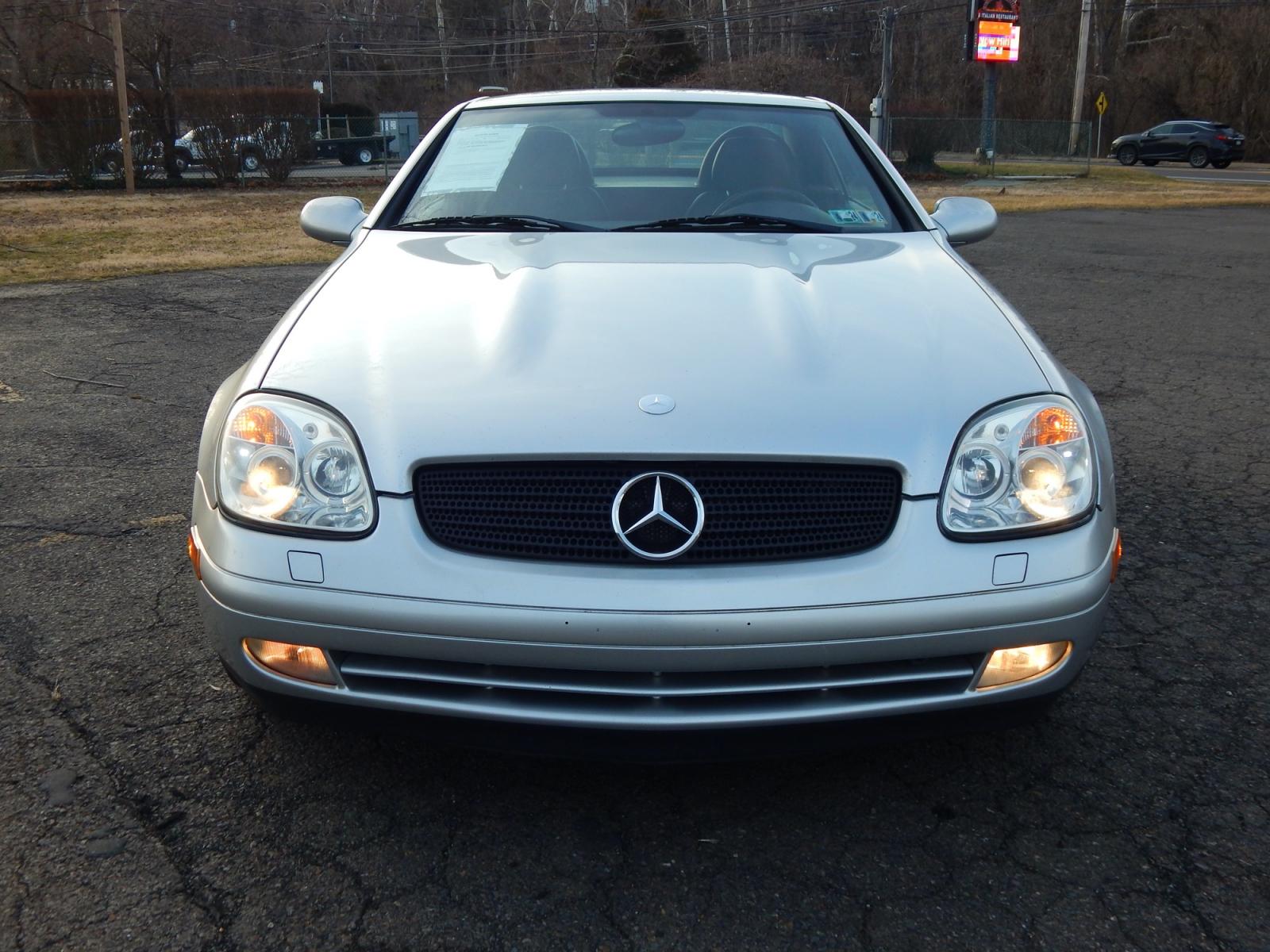 2000 Silver /Black Leather Mercedes-Benz SLK SLK230 (WDBKK47F2YF) with an 2.3L 4 cylinder supercharged engine, Automatic transmission, located at 6528 Lower York Road, New Hope, PA, 18938, (215) 862-9555, 40.358707, -74.977882 - Photo #7